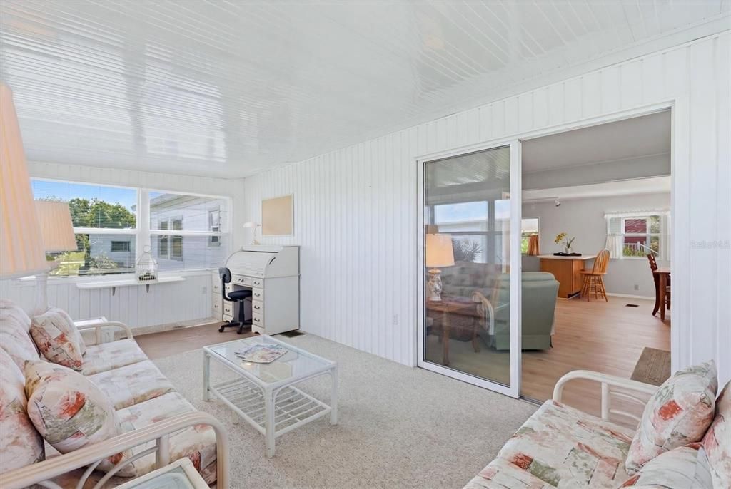 For Sale: $114,900 (2 beds, 2 baths, 988 Square Feet)