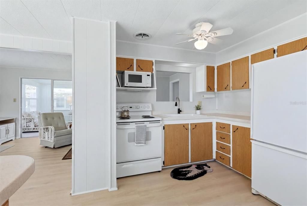 For Sale: $114,900 (2 beds, 2 baths, 988 Square Feet)