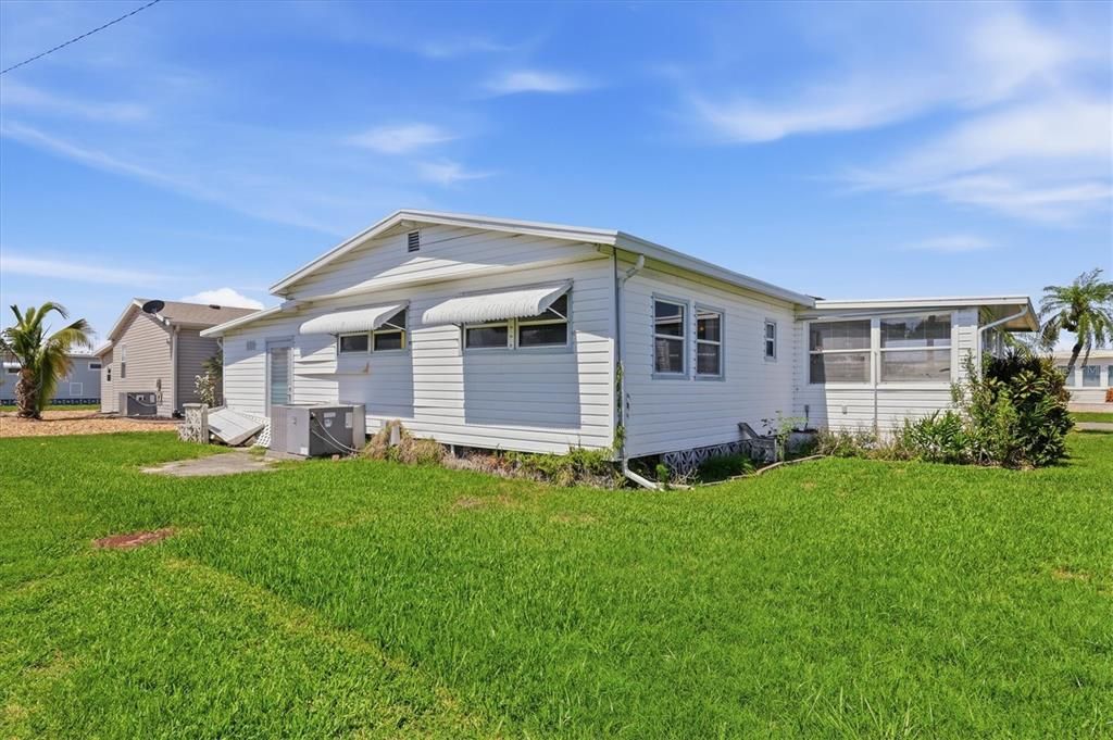 For Sale: $114,900 (2 beds, 2 baths, 988 Square Feet)
