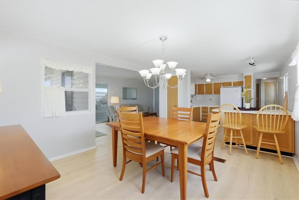 For Sale: $114,900 (2 beds, 2 baths, 988 Square Feet)