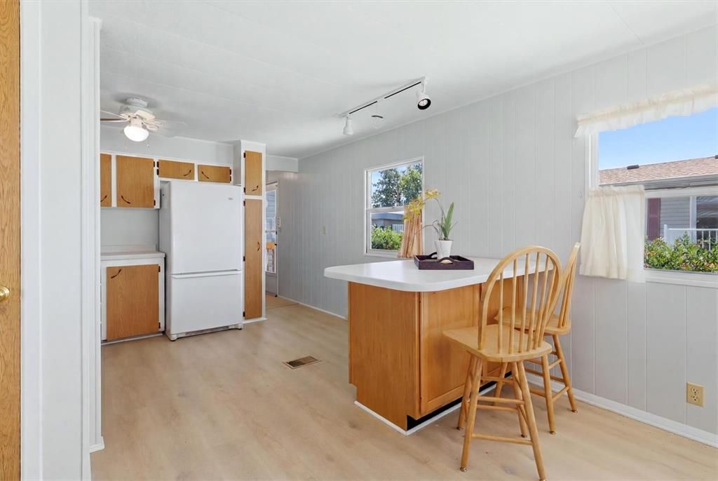 For Sale: $114,900 (2 beds, 2 baths, 988 Square Feet)