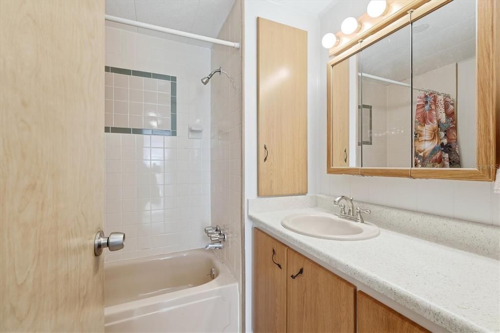 For Sale: $114,900 (2 beds, 2 baths, 988 Square Feet)