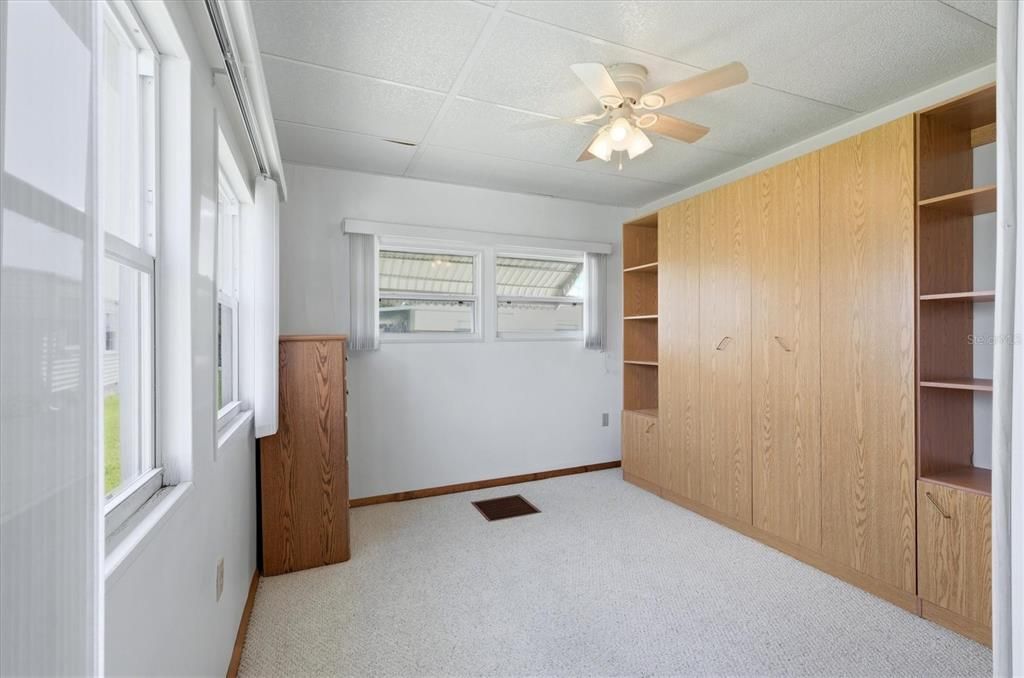 For Sale: $114,900 (2 beds, 2 baths, 988 Square Feet)