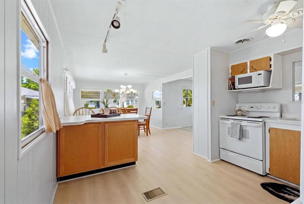 For Sale: $114,900 (2 beds, 2 baths, 988 Square Feet)