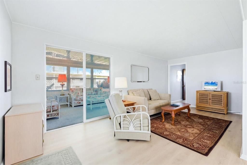 For Sale: $114,900 (2 beds, 2 baths, 988 Square Feet)