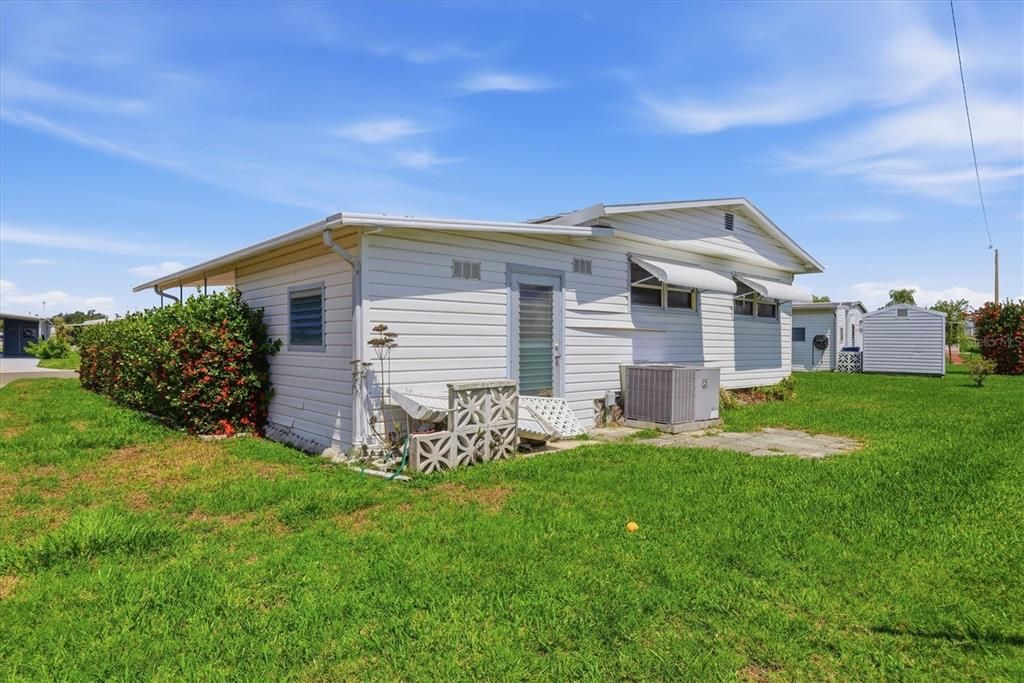 For Sale: $114,900 (2 beds, 2 baths, 988 Square Feet)