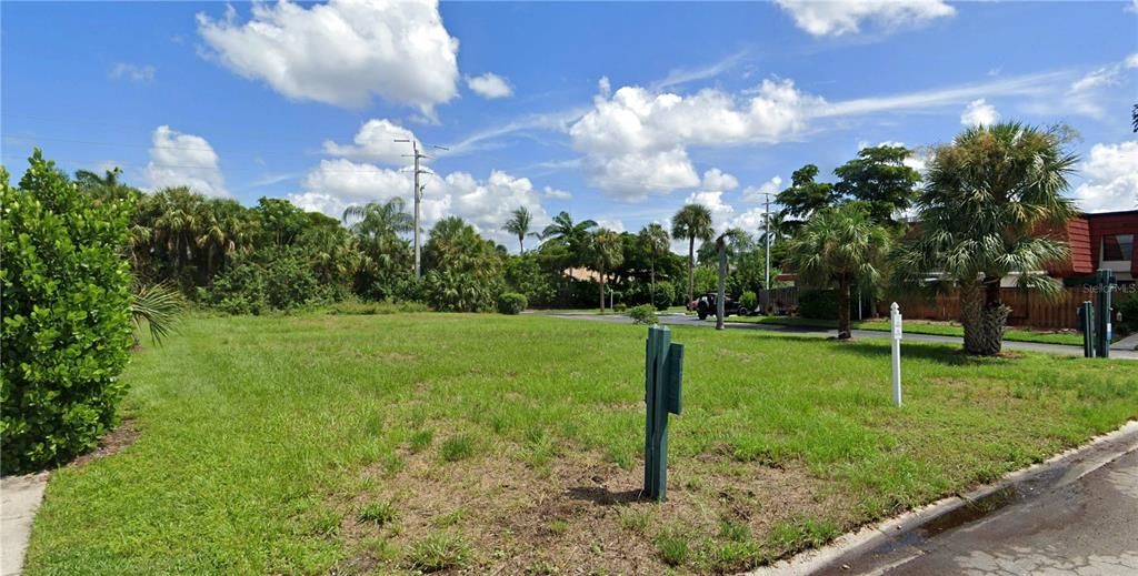На продажу: $179,900 (0.29 acres)