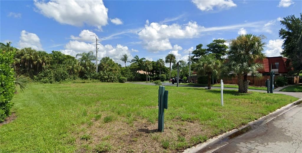 На продажу: $179,900 (0.29 acres)