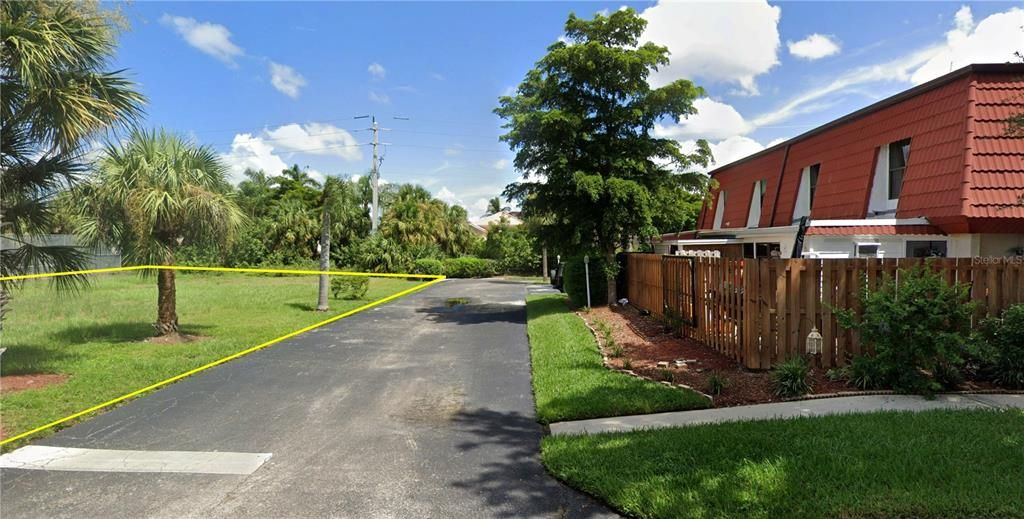 На продажу: $179,900 (0.29 acres)