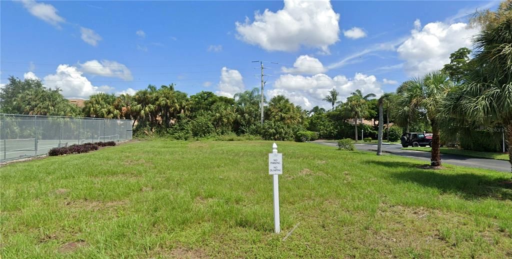 На продажу: $179,900 (0.29 acres)