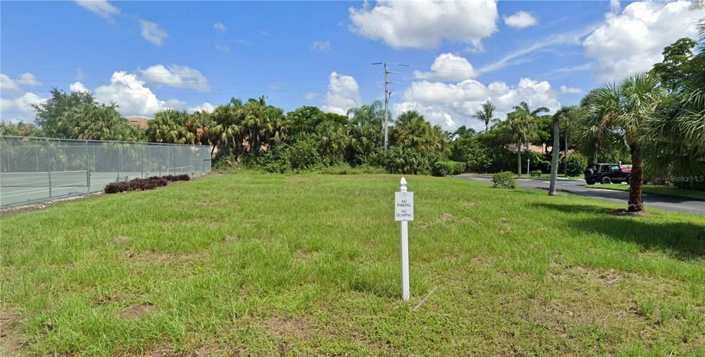 На продажу: $179,900 (0.29 acres)