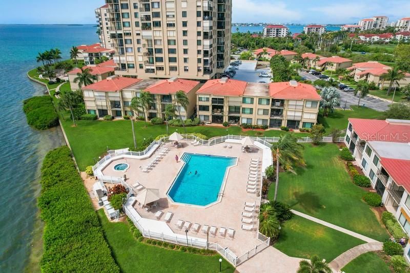 For Rent: $2,500 (2 beds, 2 baths, 890 Square Feet)