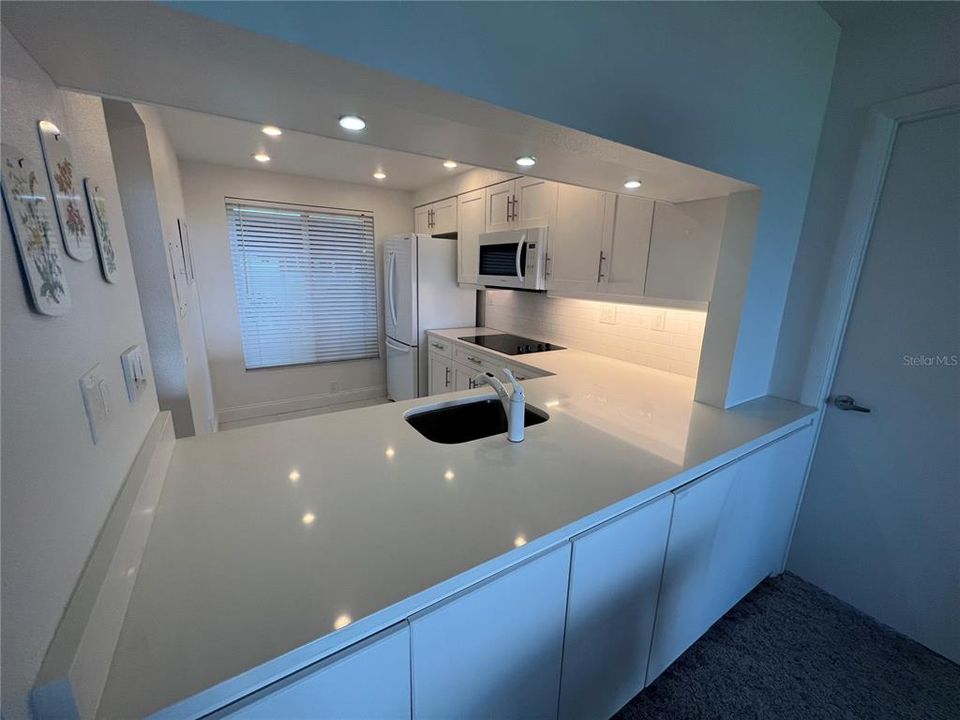 For Rent: $2,500 (2 beds, 2 baths, 890 Square Feet)