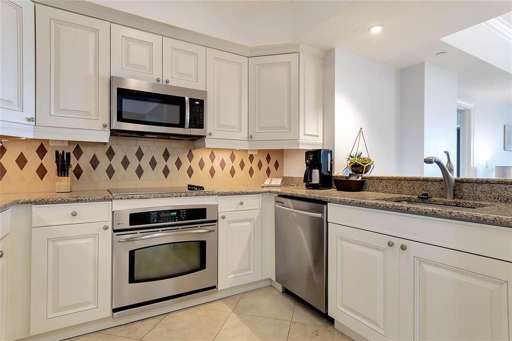 For Sale: $340,000 (2 beds, 2 baths, 1430 Square Feet)
