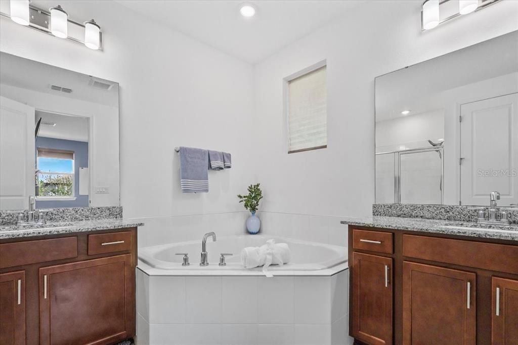 En Venta: $859,990 (4 camas, 3 baños, 2935 Pies cuadrados)