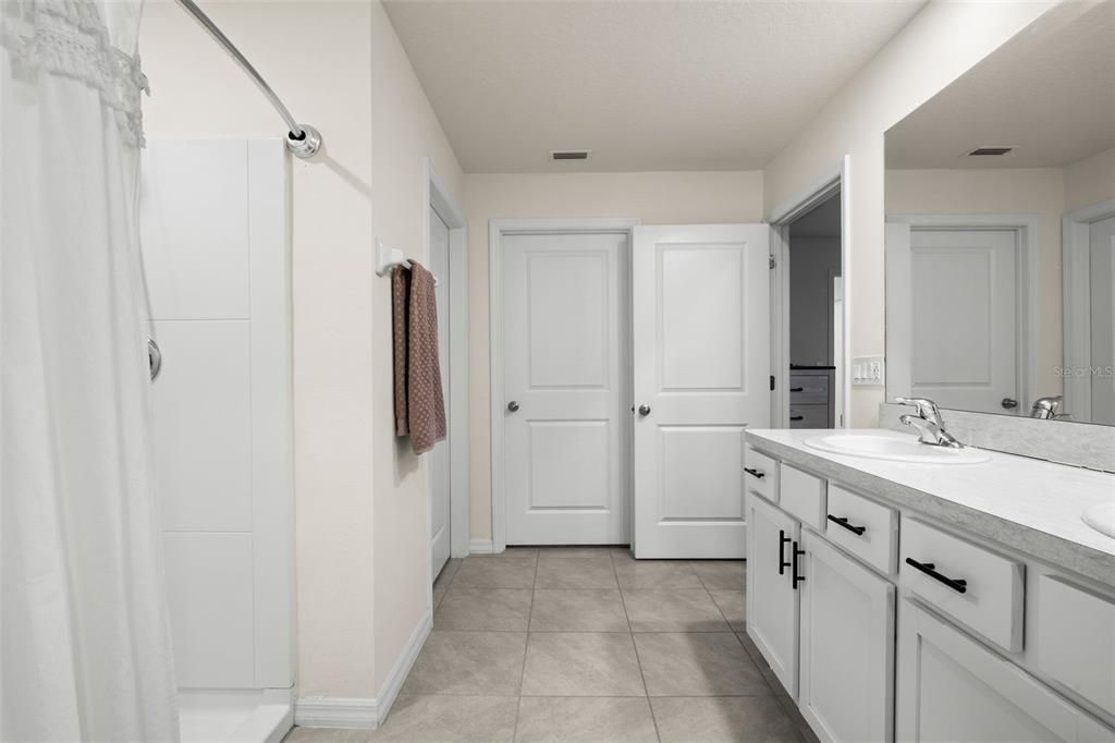 For Sale: $369,900 (5 beds, 3 baths, 2674 Square Feet)