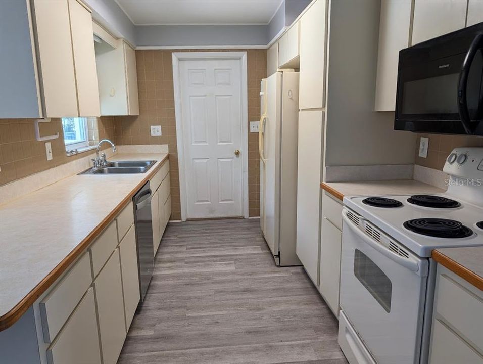 En Renta: $2,450 (3 camas, 3 baños, 1800 Pies cuadrados)