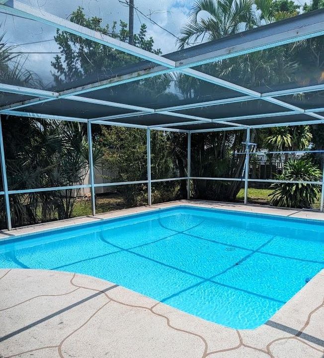 En Renta: $2,450 (3 camas, 3 baños, 1800 Pies cuadrados)
