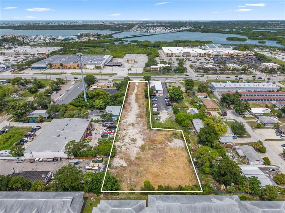 На продажу: $2,750,000 (1.58 acres)