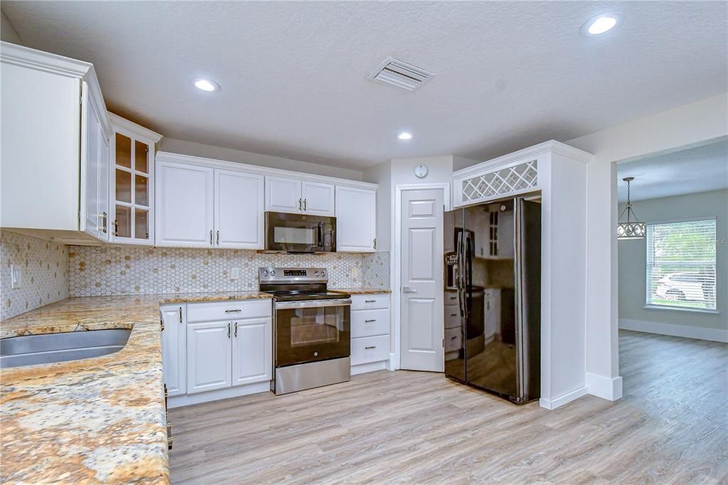 For Sale: $399,000 (5 beds, 2 baths, 2222 Square Feet)