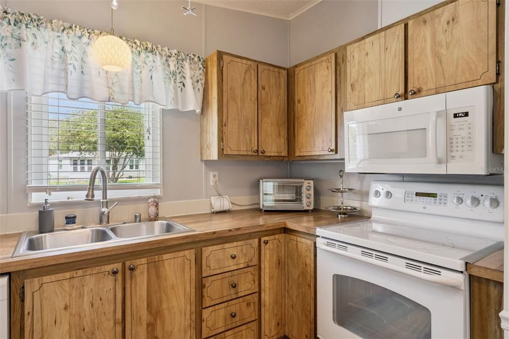 For Sale: $209,000 (2 beds, 2 baths, 1040 Square Feet)