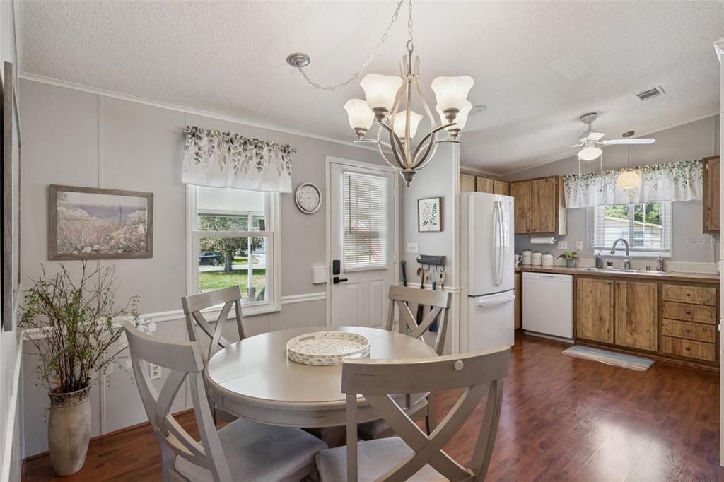 For Sale: $209,000 (2 beds, 2 baths, 1040 Square Feet)