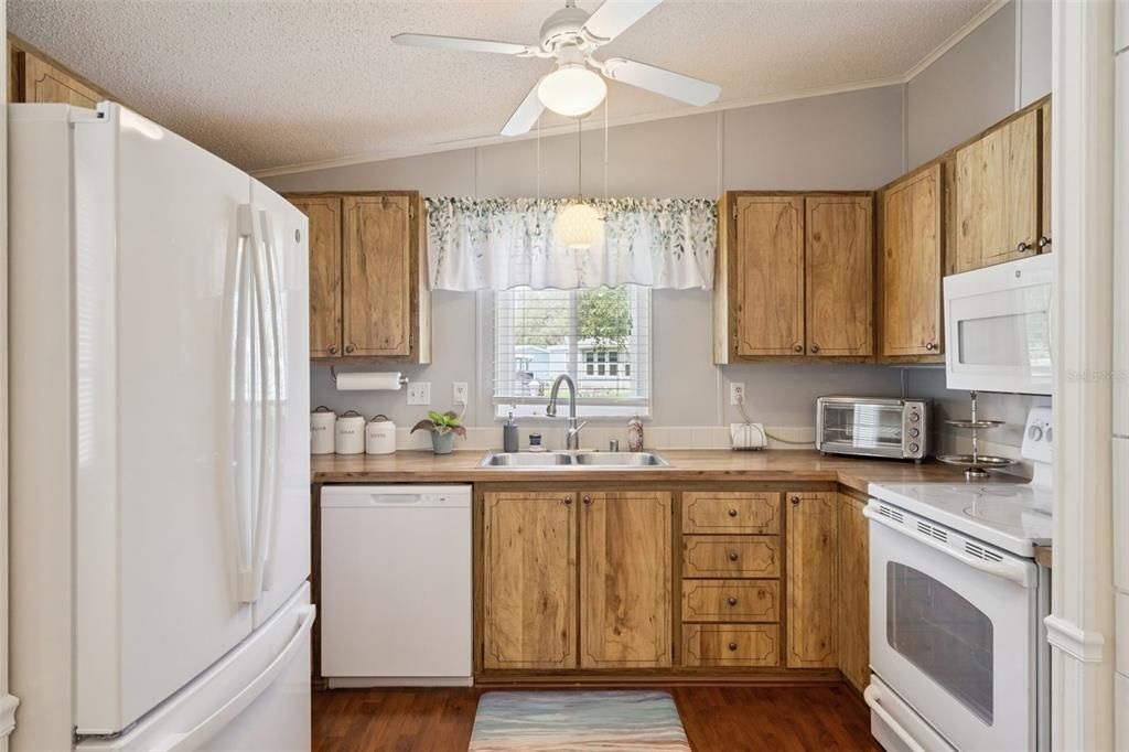 For Sale: $209,000 (2 beds, 2 baths, 1040 Square Feet)