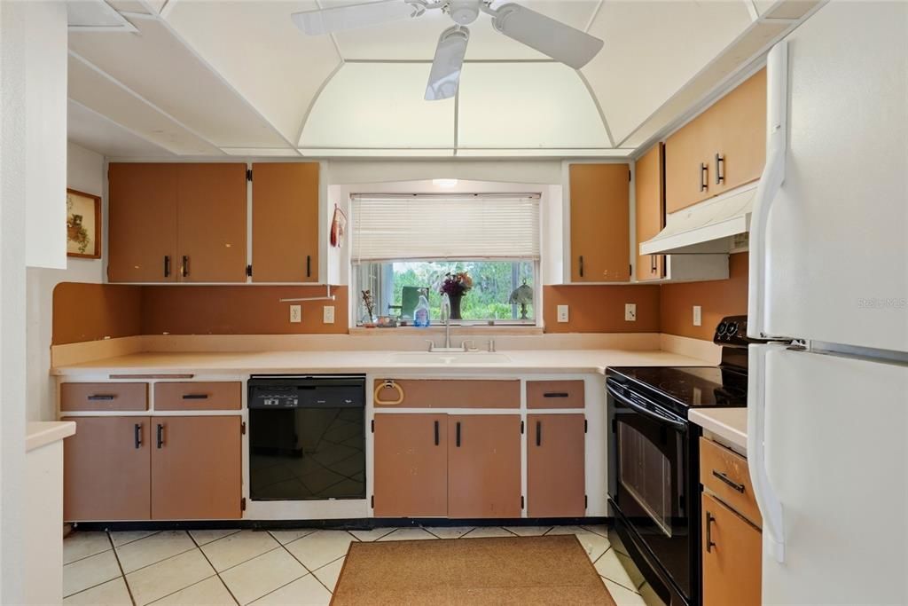 На продажу: $375,000 (2 спален, 2 ванн, 1497 Квадратных фут)