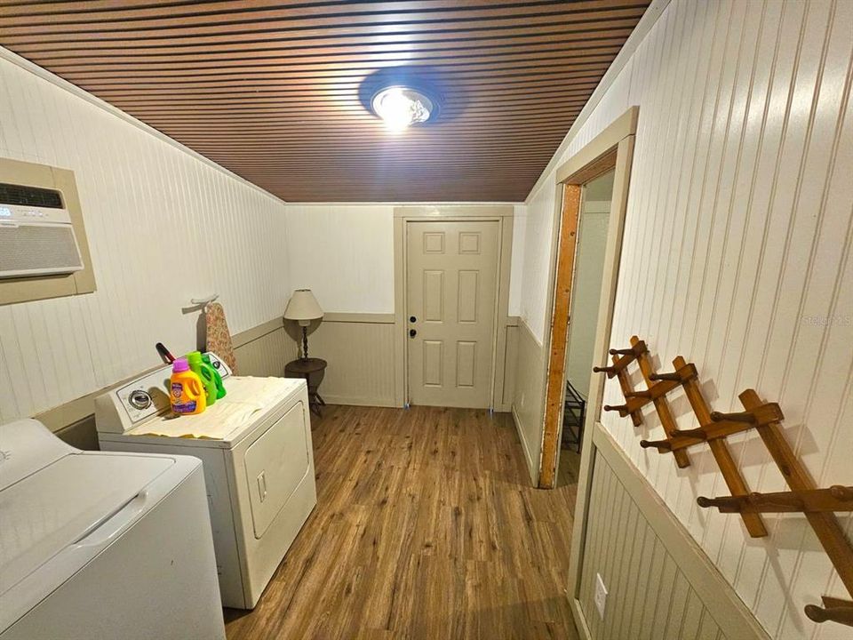 На продажу: $160,000 (2 спален, 1 ванн, 945 Квадратных фут)