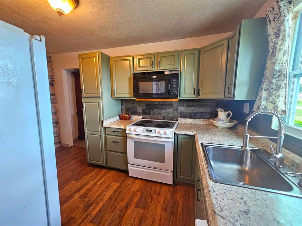 На продажу: $160,000 (2 спален, 1 ванн, 945 Квадратных фут)