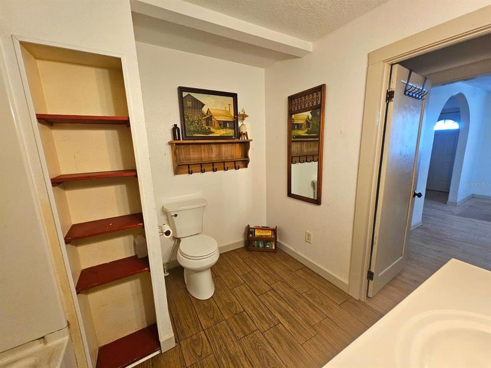 На продажу: $160,000 (2 спален, 1 ванн, 945 Квадратных фут)