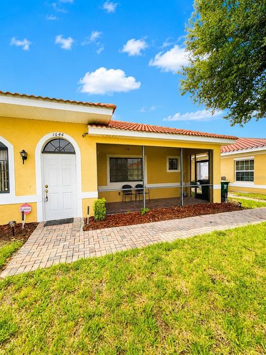 На продажу: $175,000 (2 спален, 2 ванн, 923 Квадратных фут)