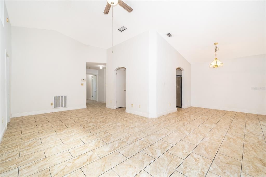 На продажу: $309,999 (2 спален, 2 ванн, 1330 Квадратных фут)