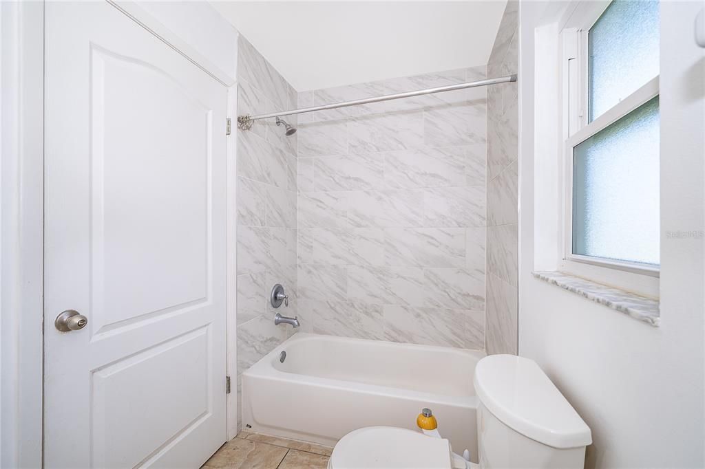 На продажу: $309,999 (2 спален, 2 ванн, 1330 Квадратных фут)