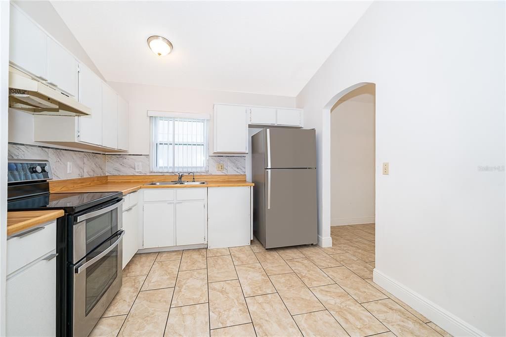 На продажу: $309,999 (2 спален, 2 ванн, 1330 Квадратных фут)