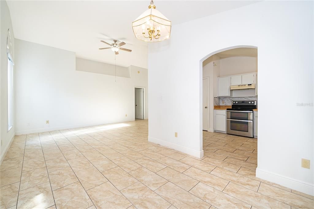На продажу: $309,999 (2 спален, 2 ванн, 1330 Квадратных фут)