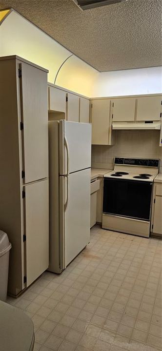 На продажу: $99,900 (2 спален, 2 ванн, 1103 Квадратных фут)