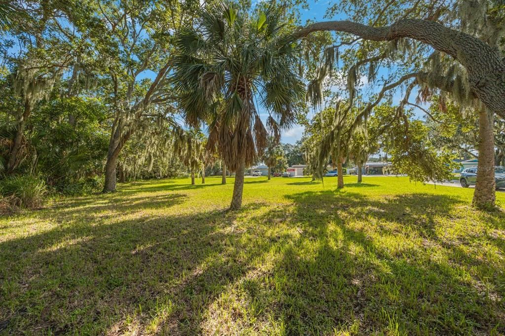 待售: $799,000 (0.83 acres)