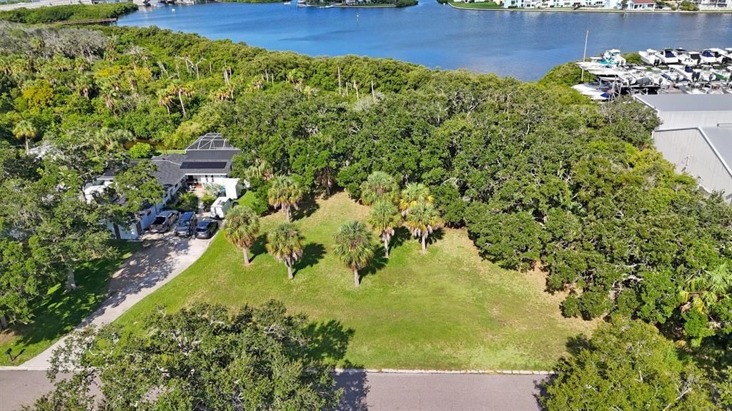 待售: $799,000 (0.83 acres)