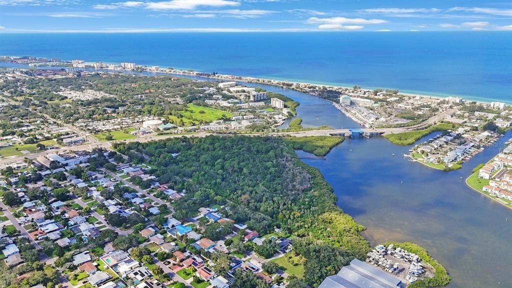 待售: $799,000 (0.83 acres)