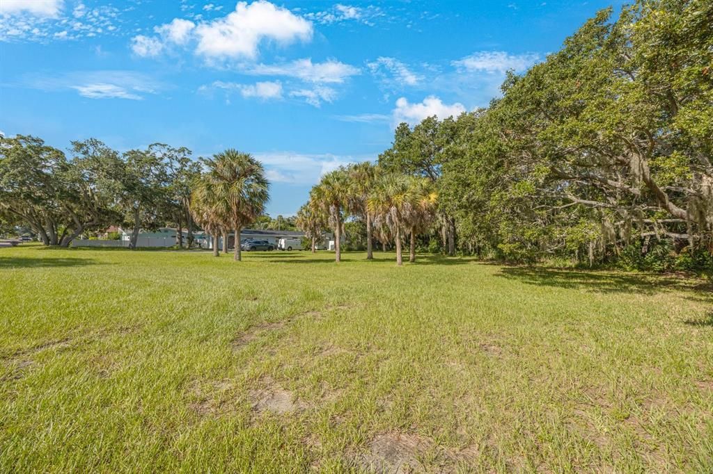 待售: $799,000 (0.83 acres)