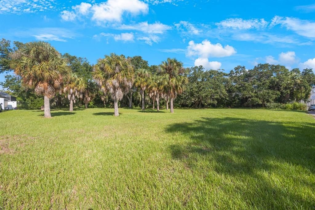 待售: $799,000 (0.83 acres)
