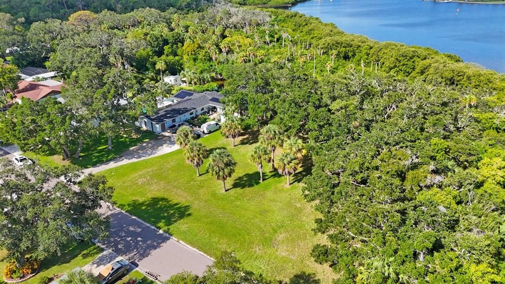 待售: $799,000 (0.83 acres)