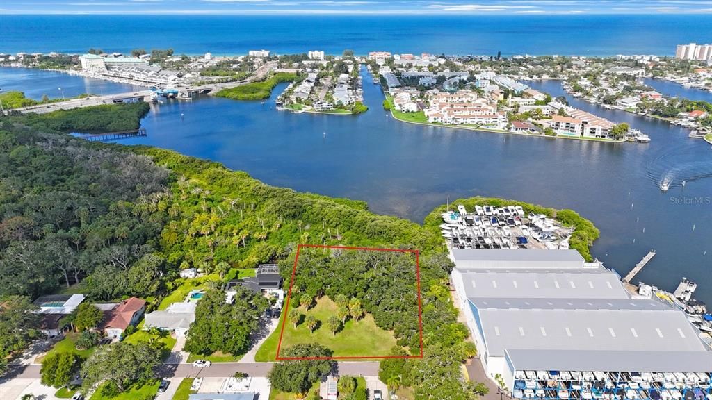 待售: $799,000 (0.83 acres)