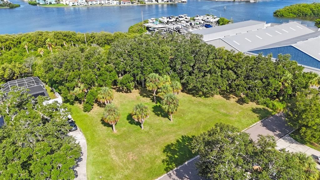 待售: $799,000 (0.83 acres)
