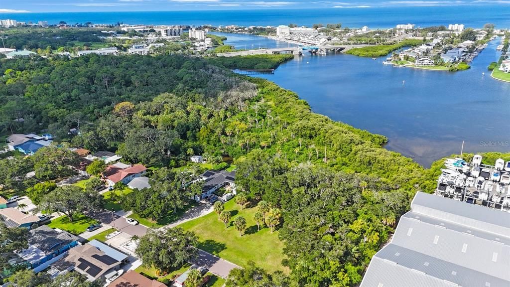 待售: $799,000 (0.83 acres)