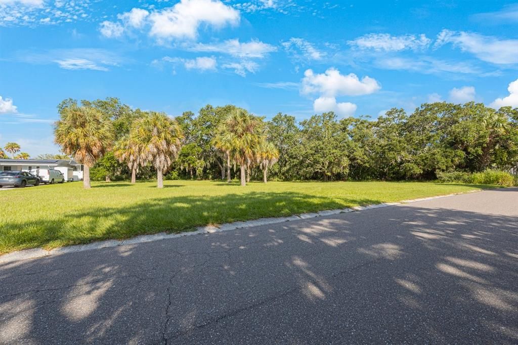 待售: $799,000 (0.83 acres)