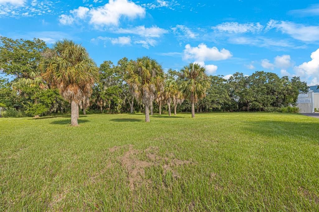 待售: $799,000 (0.83 acres)