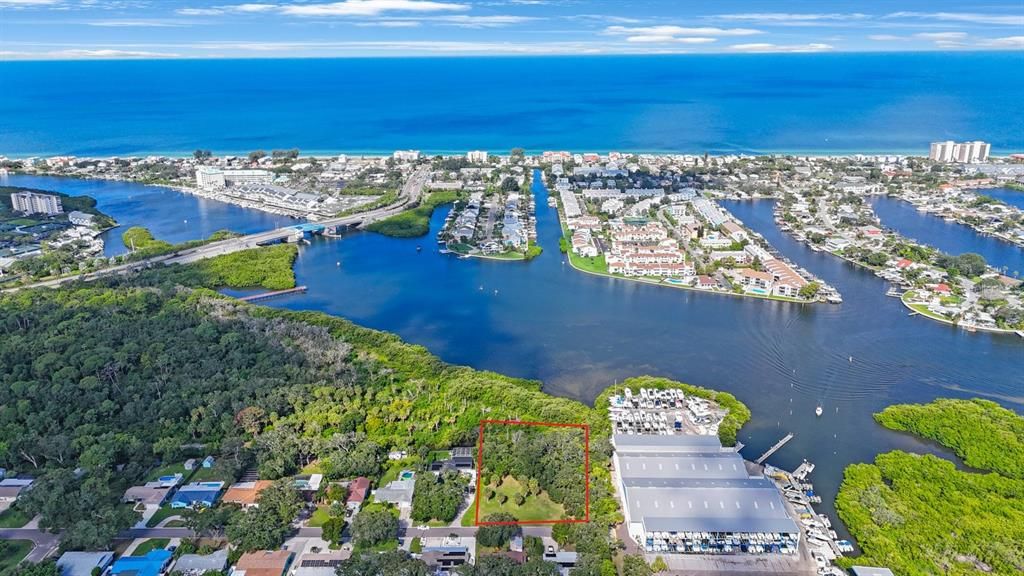 待售: $799,000 (0.83 acres)