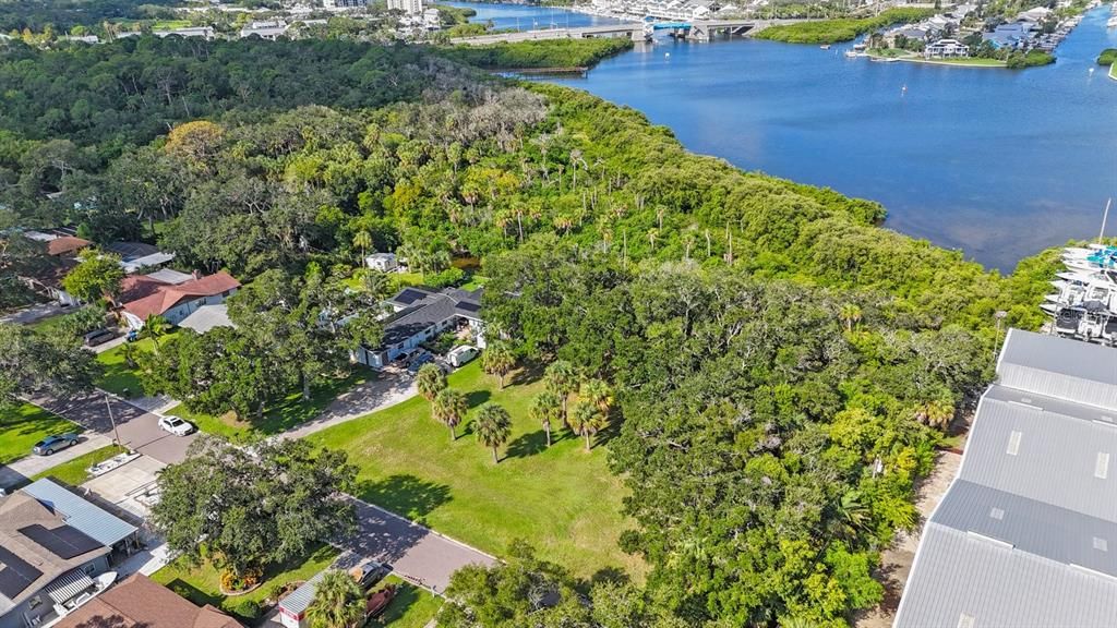 待售: $799,000 (0.83 acres)